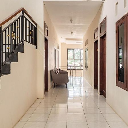 Hotel RedDoorz near Dino Park Malang Esterno foto