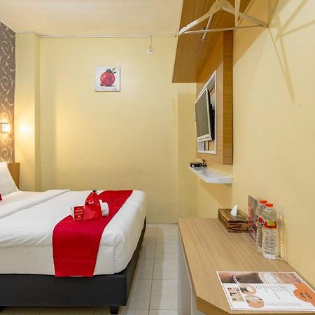 Hotel RedDoorz near Dino Park Malang Esterno foto