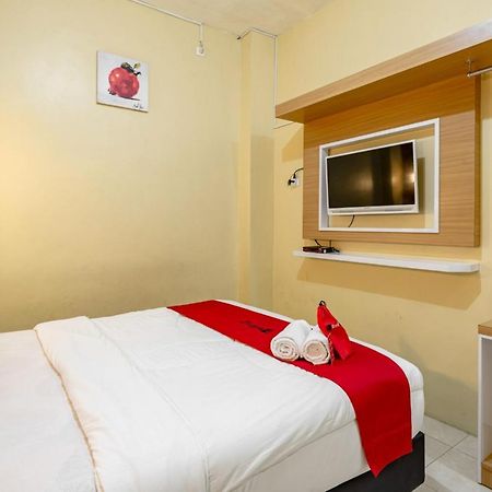 Hotel RedDoorz near Dino Park Malang Esterno foto