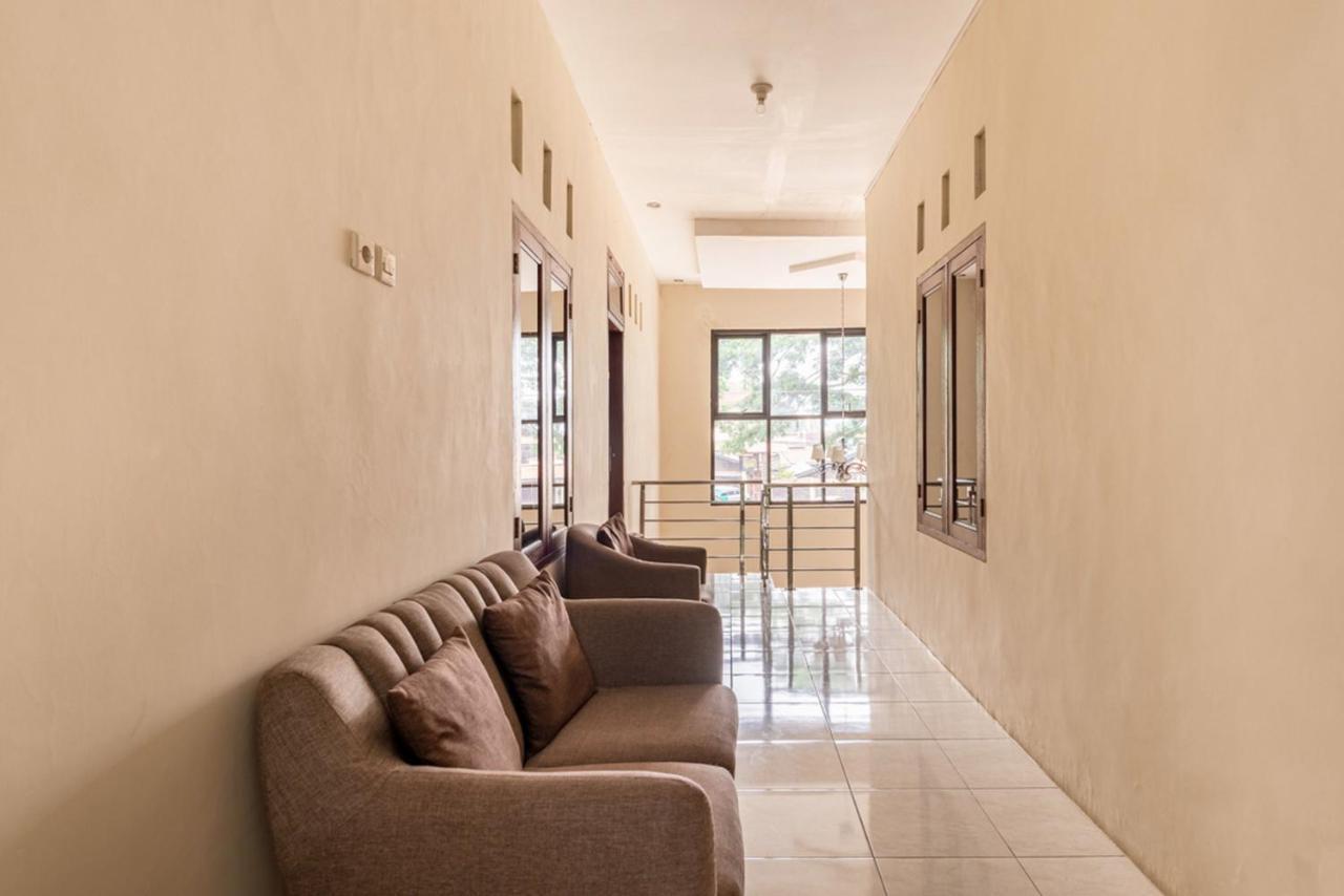 Hotel RedDoorz near Dino Park Malang Esterno foto