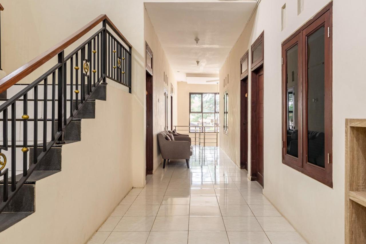 Hotel RedDoorz near Dino Park Malang Esterno foto