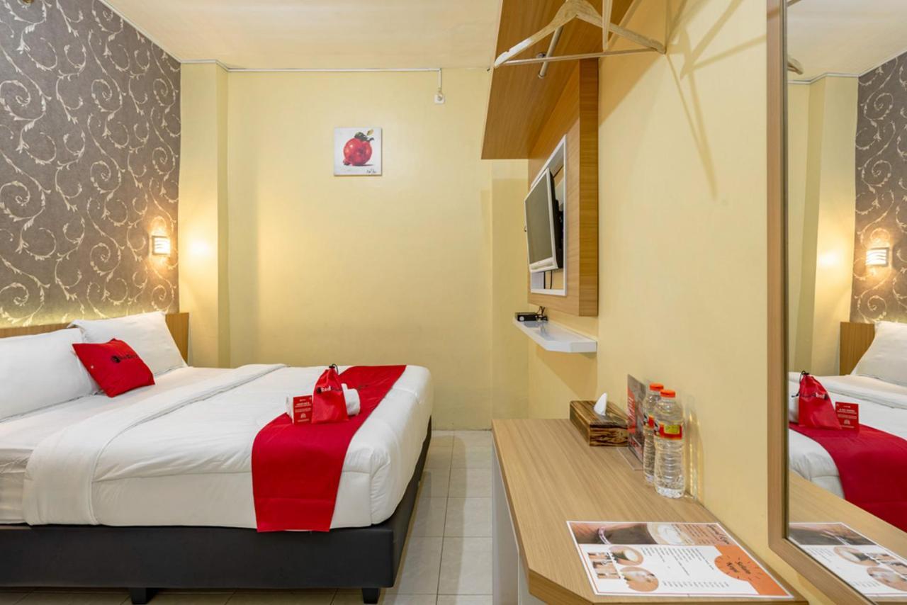 Hotel RedDoorz near Dino Park Malang Esterno foto