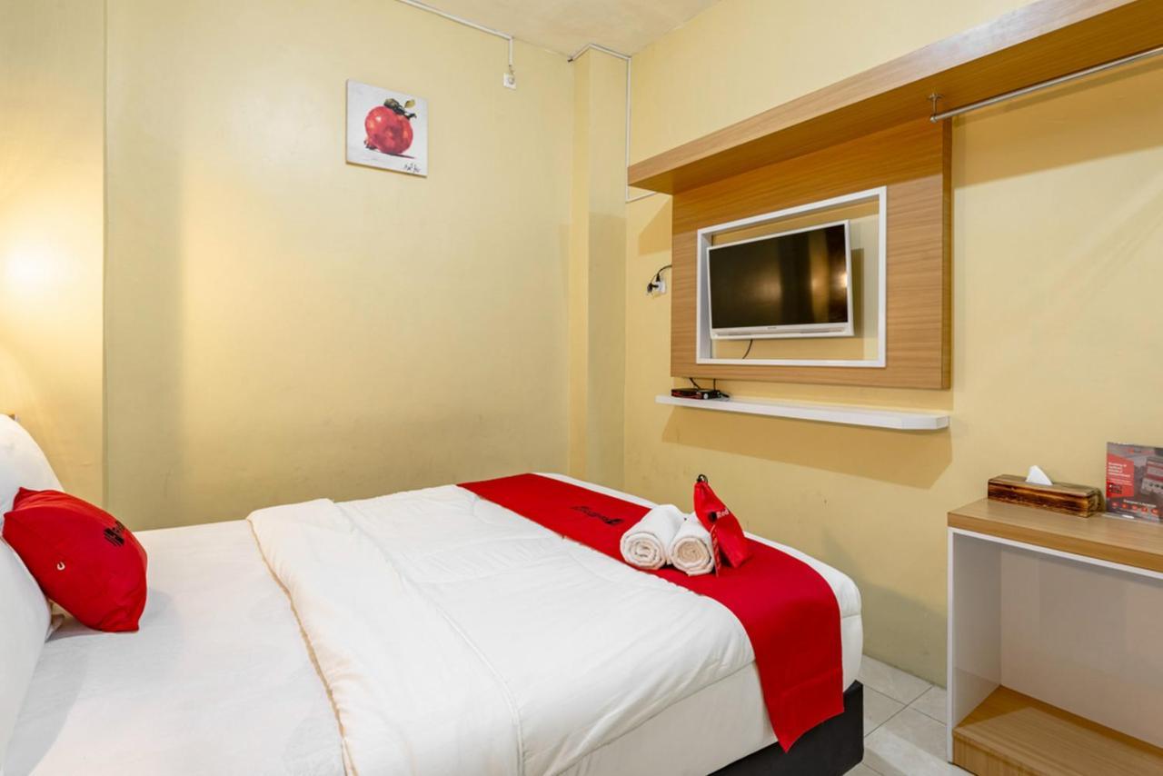 Hotel RedDoorz near Dino Park Malang Esterno foto