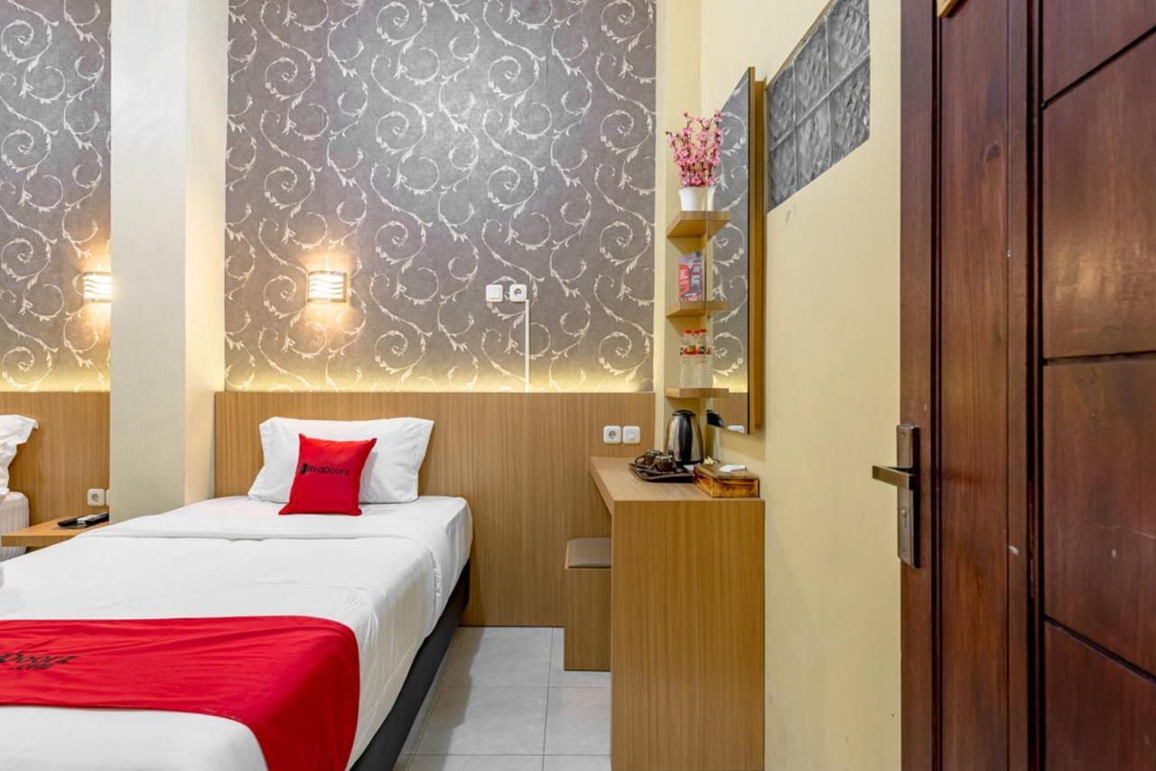 Hotel RedDoorz near Dino Park Malang Esterno foto