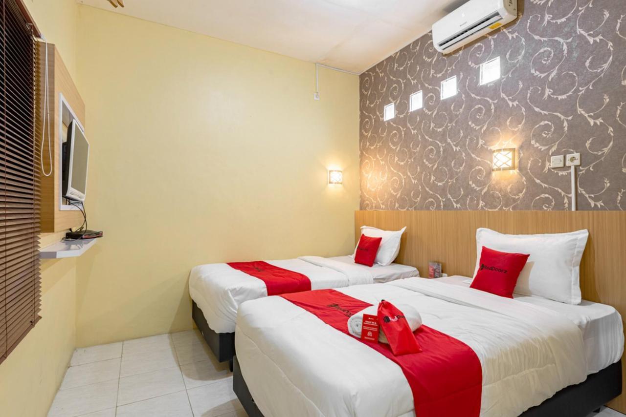 Hotel RedDoorz near Dino Park Malang Esterno foto