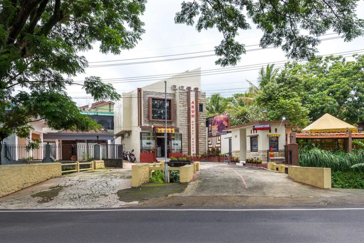 Hotel RedDoorz near Dino Park Malang Esterno foto
