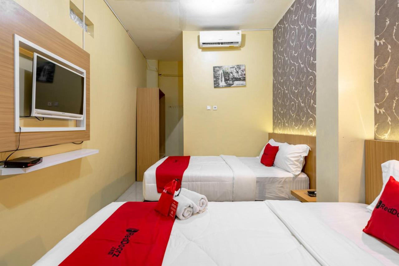 Hotel RedDoorz near Dino Park Malang Esterno foto