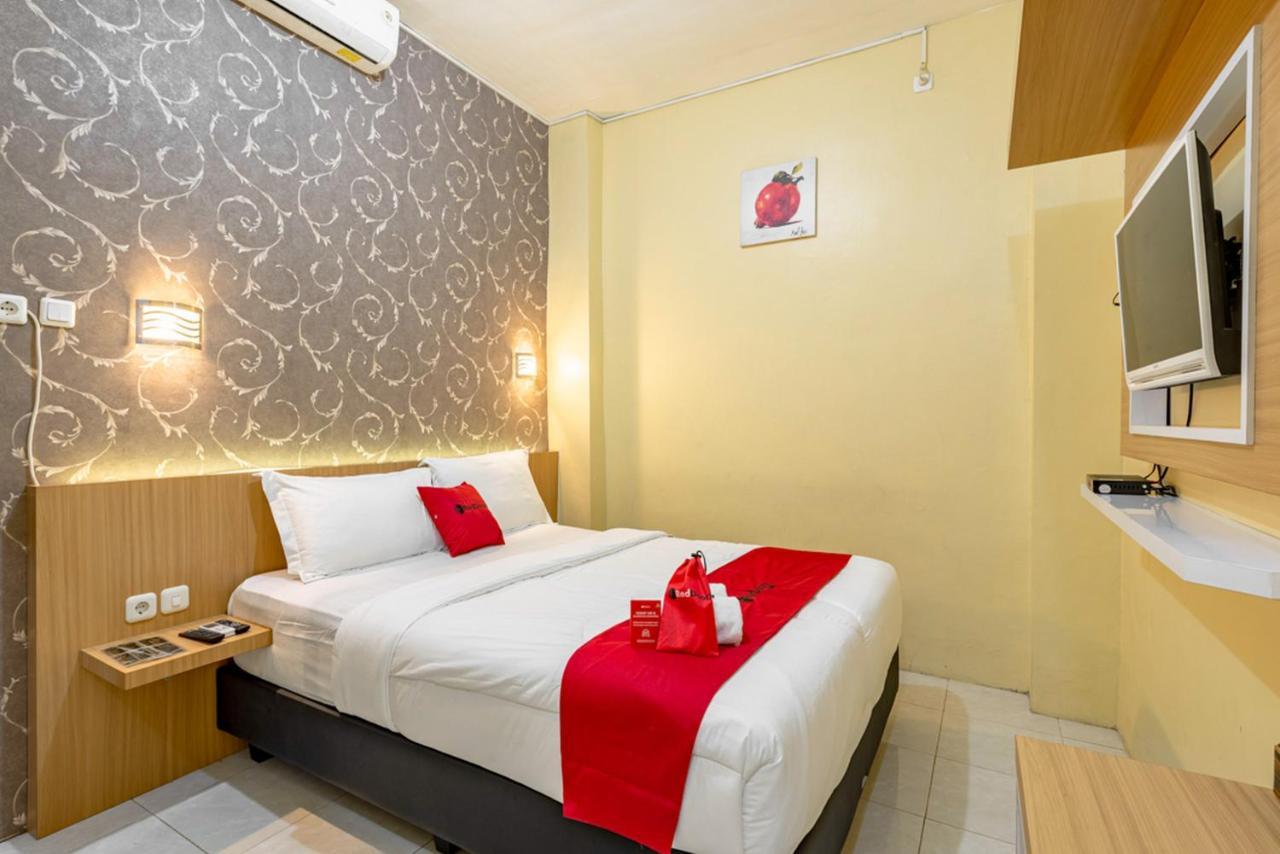 Hotel RedDoorz near Dino Park Malang Esterno foto